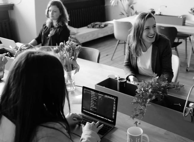 3 women chatting in an office.